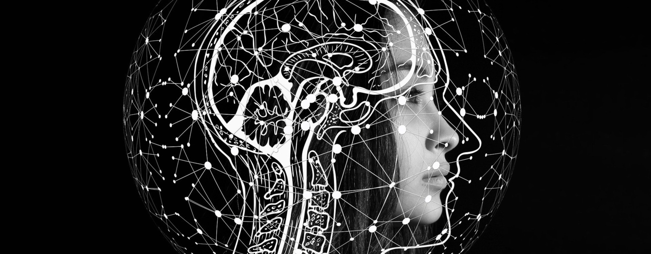 Kopf und Synapsen symbolisieren Künstliche Intelligenz