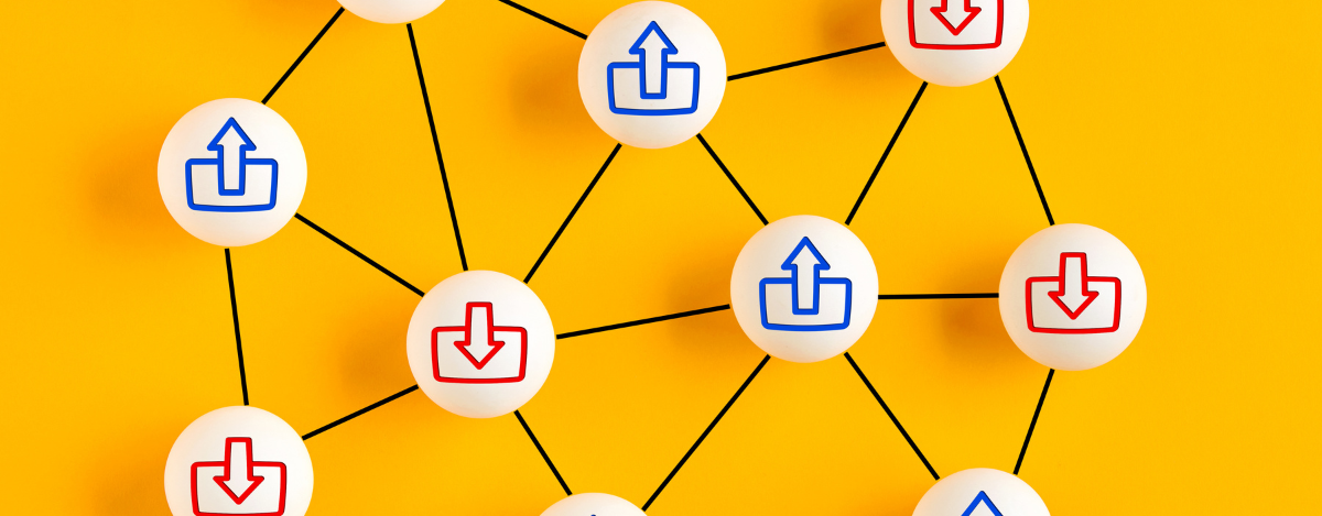 Man sieht einen gelben Hintergrund, vor dem eine bildhafte Darstellung eines Datenaustauschs mittels eines Netzes mit weißen Punkten erkennbar ist.