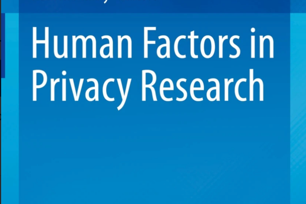 Man sieht das Cover eines Buches. Es ist blau und in weißer Schrift stehen darauf die Namen der Herausgeberinnen Nina Gerber, Alina Stöver und Karola Marky und der Titel "Human Factors in Privacy Reserach".