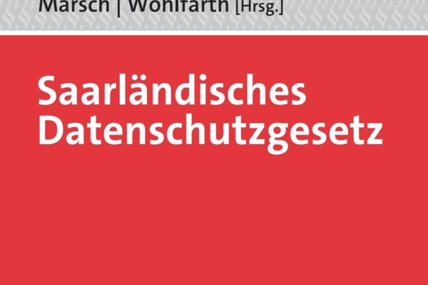 Man sieht das Cover des neuen Kommentars mit der Aufschrift "Saarländisches Datenschutzgesetz". Das Cover ist oben grau und unten rot.