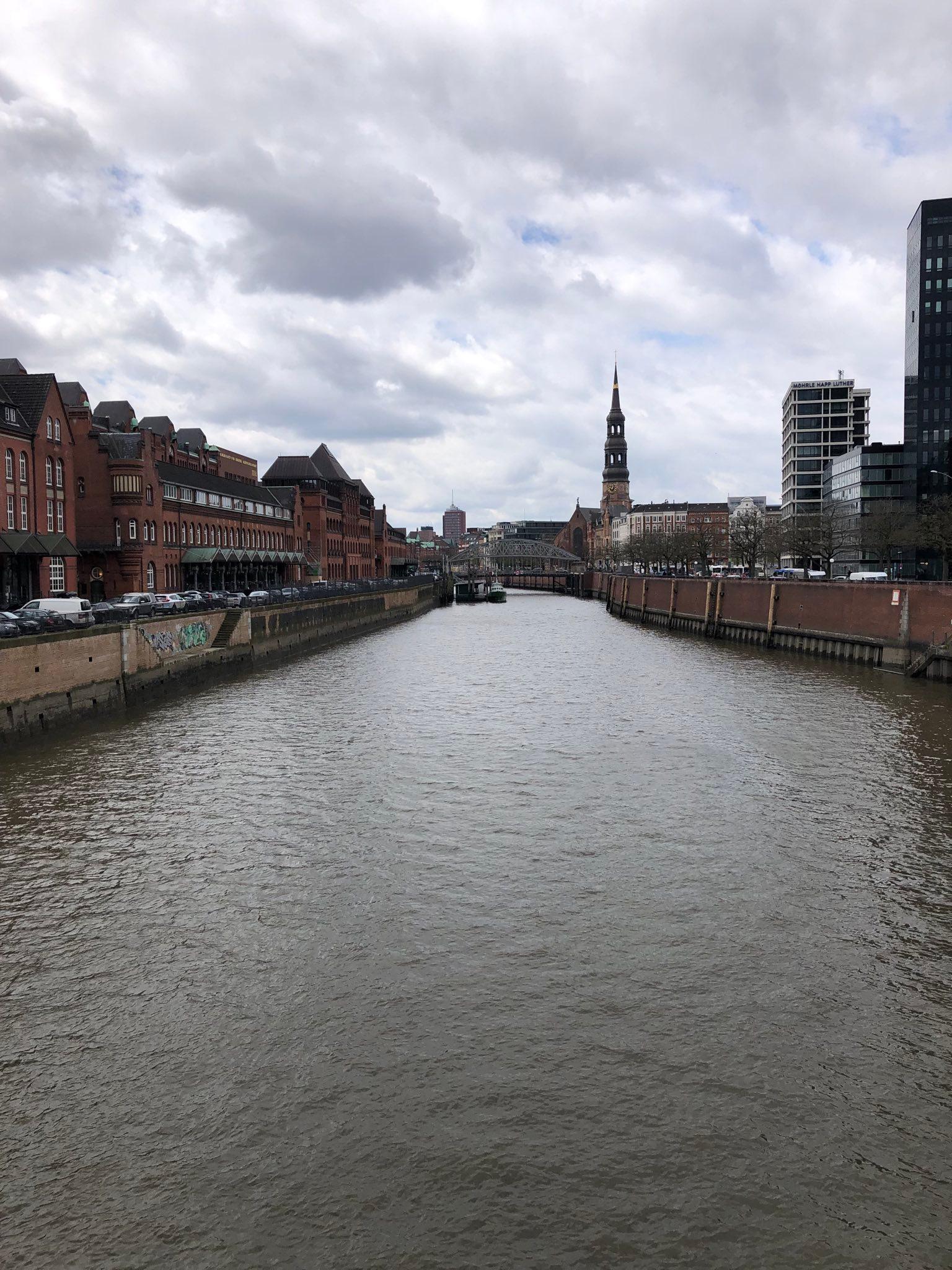 Links die Speicherstadt in Hamburg mit dem ehemaligen Hauptzollamt, in der Mitte der Zollkanal, rechts Gebäude an der Straße Dovenfleet