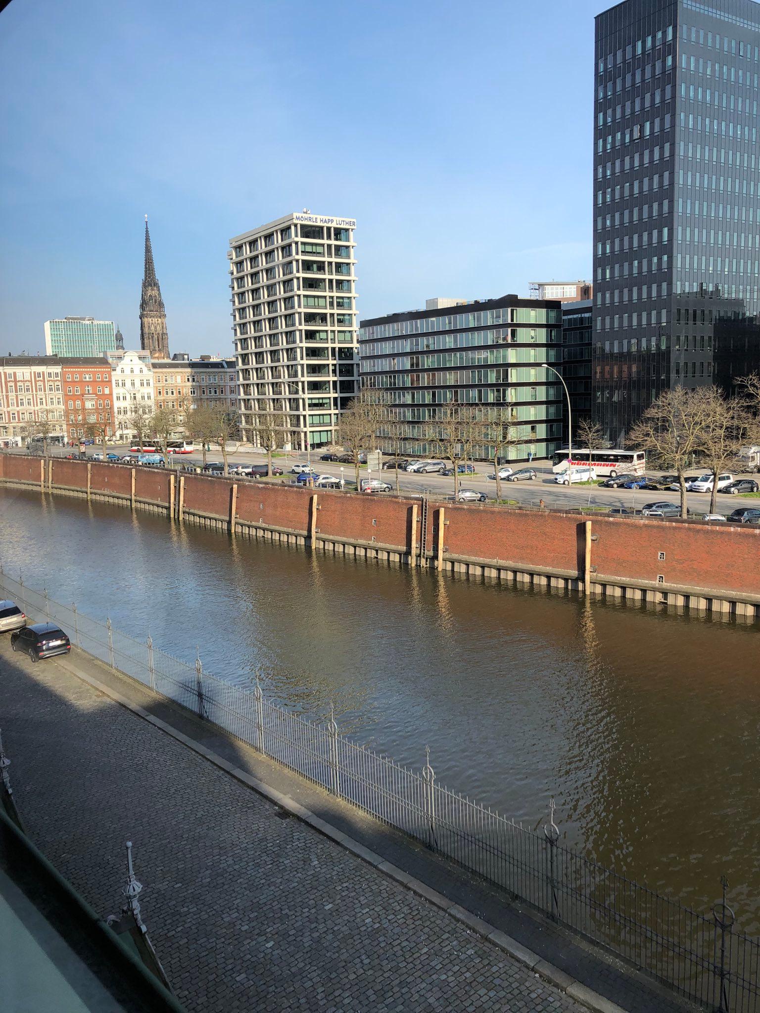 Zollkanal in Hamburg mit Gebäuden an der Dovenfleet